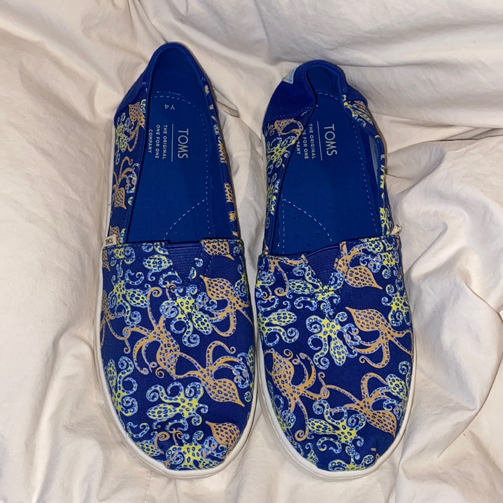Toms NEW with out tags SIZE 4 blue octopus shoes
